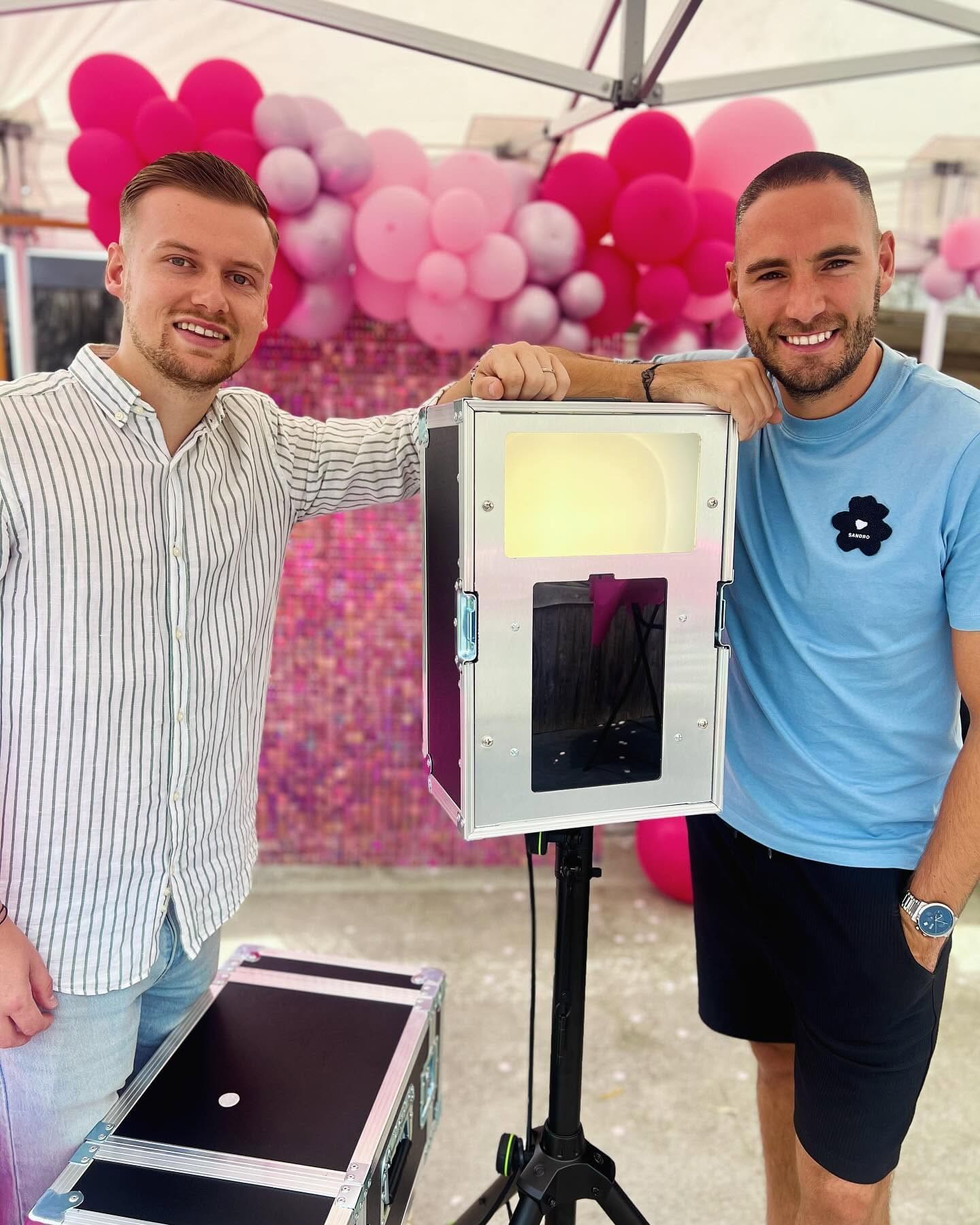 Julien et Guillaume, fondateurs de TimeToPix', avec leur photobooth